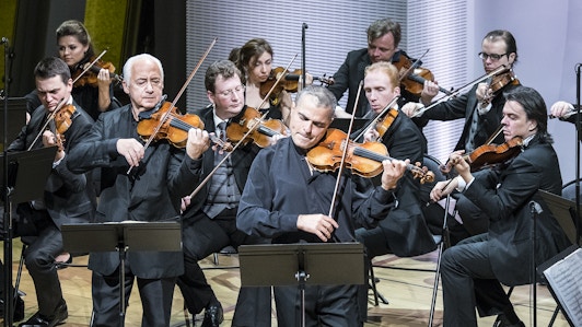 Vladimir Spivakov plays and conducts Bach, Mozart, Shostakovich and Piazzolla — With the Moscow Virtuosi and Laurent Korcia