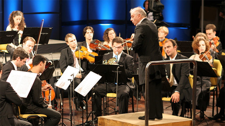 Daniel Barenboim and the West-Eastern Divan Orchestra perform