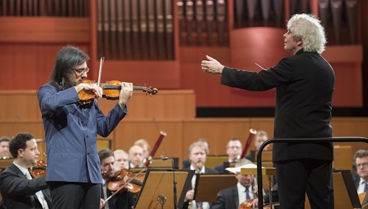 Sir Simon Rattle conducts Rossini, Sibelius, Bach, and Schumann — With Leonidas Kavakos