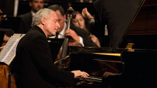 Gábor Takács-Nagy dirige Haydn, Schumann et Brahms — Avec sir András Schiff