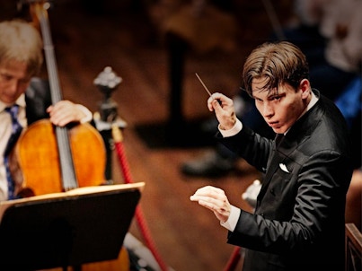 Klaus Mäkelä dirige la Cuarta Sinfonía de Sibelius y el Réquiem de Mozart — Con Sabine Devieilhe, Sasha Cooke, Julian Prégardien y Benjamin Appl