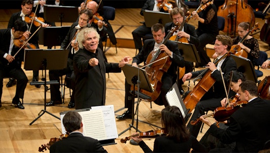 Sir Simon Rattle dirige las tres últimas sinfonías de Mozart