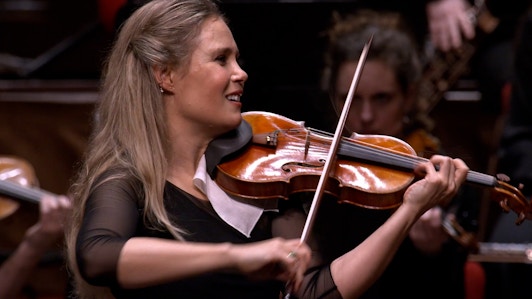 Susanna Mälkki dirige Perry, Adams y Ives — Con Leila Josefowicz