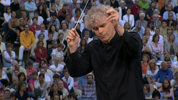 Sir Simon Rattle conducts works from the French repertoire – With the Labèque sisters